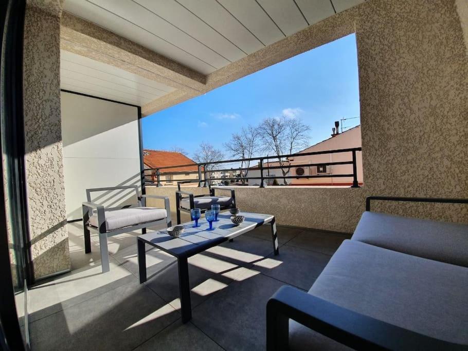 Neuf Tres Lumineux Avec Parking Apartment